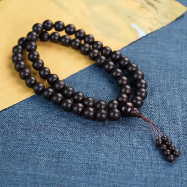 Fang Hua incense beads: Collectible-grade plain circle handcrafted from selected natural materials.
